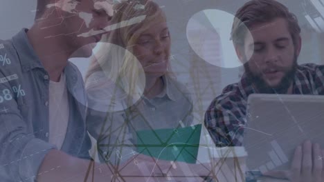 animación de diversos datos y gráficos sobre trabajadoras y trabajadores caucásicos felices con tableta