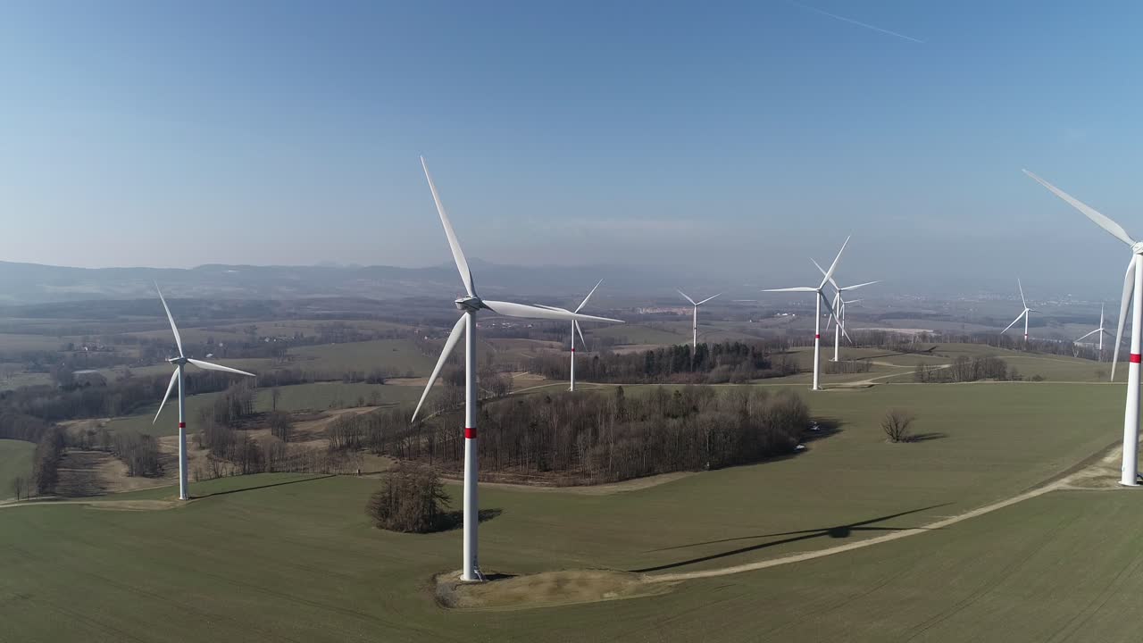 ветряные турбины, вырабатывающие электроэнергию в чешской республике - съемка с воздуха в режиме замедленной съемки