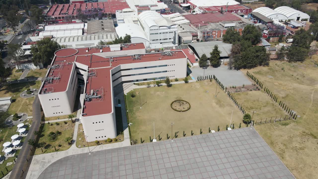 vista aérea que muestra el hermoso y árido campus de la universidad de méxico