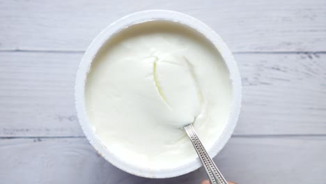 yogur en un recipiente con cuchara