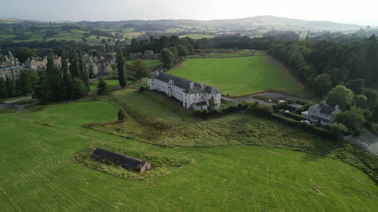 유령이 있는 denbigh 미치광이 병원, 북 웨일즈, 간호사 터, 먼 곳에서 공중 접근, 은 오후