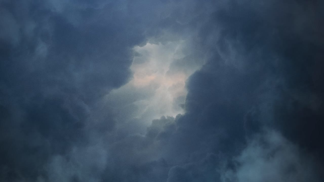 tormenta masiva de 4k se mueve con cúmulos