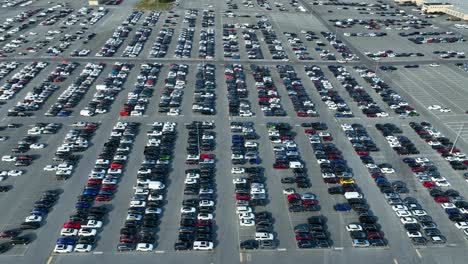 Alta-Antena-Tire-Hacia-Atrás-E-Incline-Hacia-Arriba-Revelando-Un-Extenso-Estacionamiento-En-La-Subasta-De-Automóviles-De-Manheim