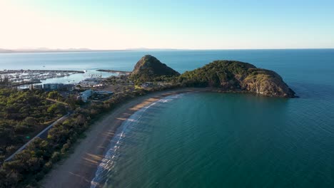 Yeppoon-Antenne-Mit-Kemp-Beach,-Keppel-Bay-Marina-Und-Ozean,-Queensland