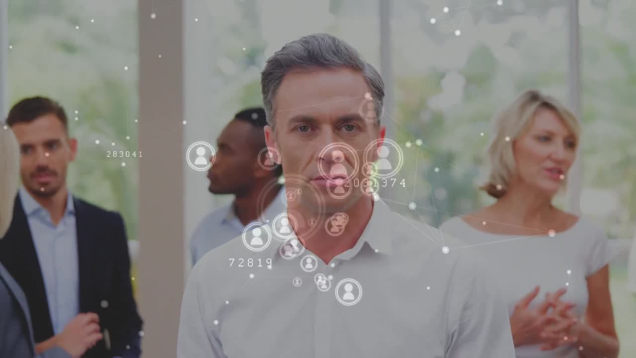 animación de iconos de usuario flotando sobre hombres de negocios caucásicos en la oficina