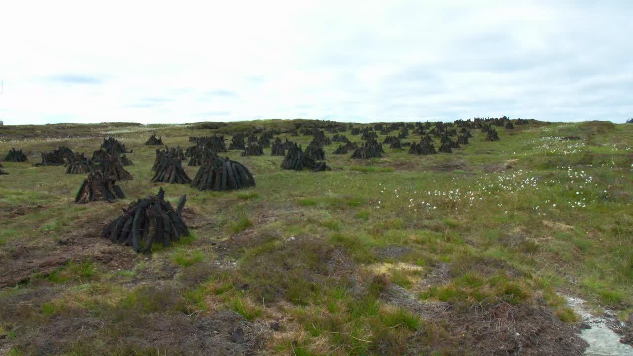 una foto amplia de las pilas de turba tradicionales secándose al sol