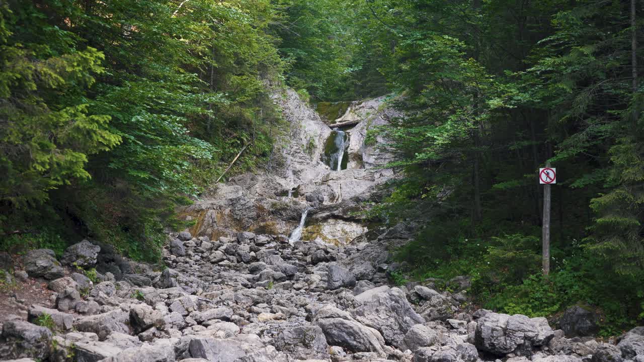 cascada de sarni parque nacional de la montaña tatra de zakopane con ruta de senderismo turística