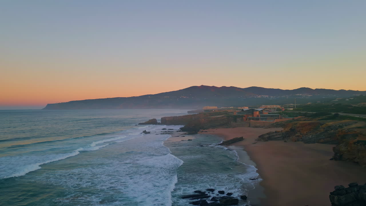 바다의 파도에 여있는 아름다운 저녁 바다 풍경 해안. 분홍색 하늘의 공중 풍경.