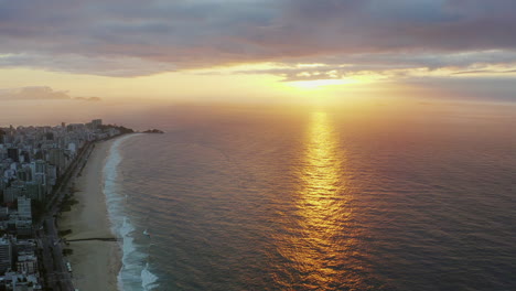 Vista-Aérea-De-La-Puesta-De-Sol-De-Copacabana,-Brasil