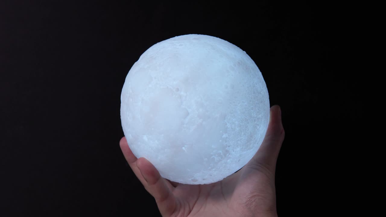 달 모양의 야간 불빛은 어 속에서 빛납니다. 집에 대한 장식. 선택적 초점