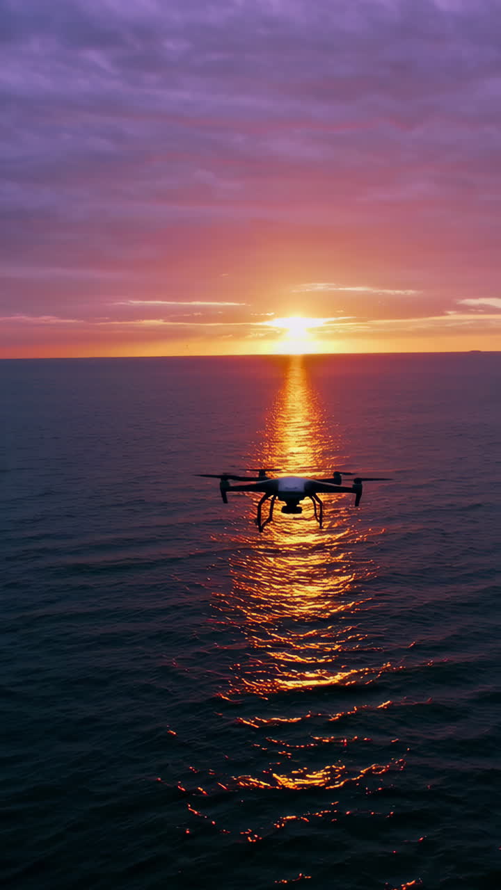 석양 바다 위를 비행 하는 무인 항공기