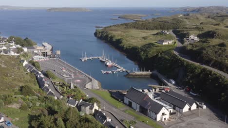 Drohnenaufnahme-Des-Dorfes-Tarbert-Mit-Der-Isle-Of-Harris-Brennerei