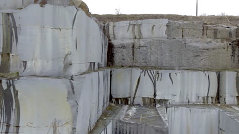 cámara lenta panorámica bloques gigantes de mármol en cantera de piedra