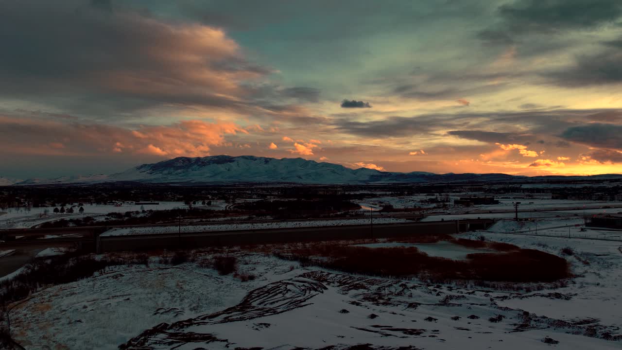 puesta de sol dorada sobre las montañas nevadas y el valle suburbano - hiperlapso de deslizamiento aéreo