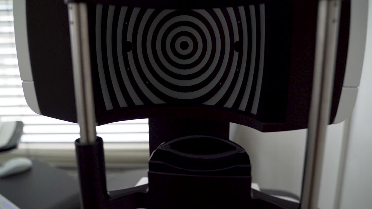 안과 의사 사무실에서 눈 측정 장치의 지브 업