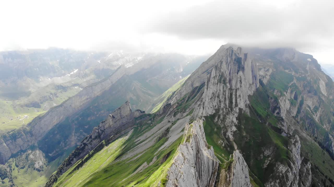 sobrevuelo aéreo sobre los acantilados de schafler ridge en appenzell, suiza en una tarde nublada
