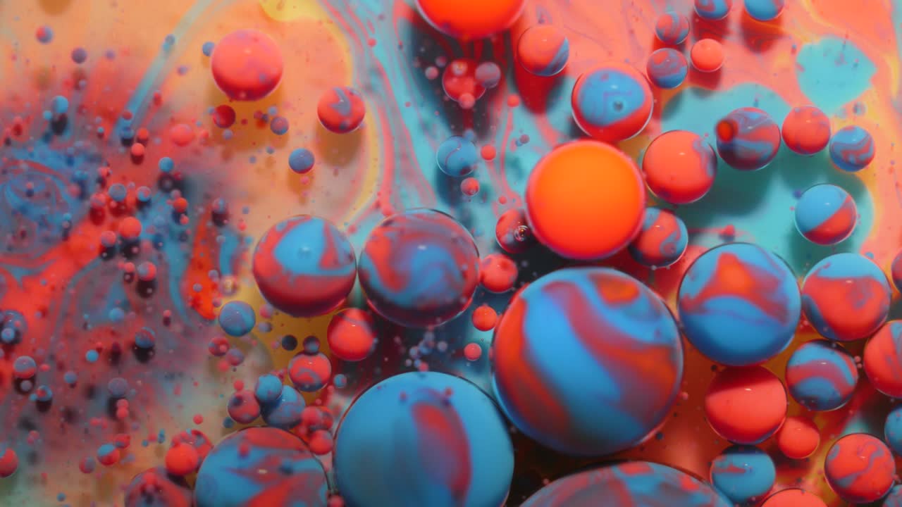 movimiento lento burbujas de color pastel brillante aceite pintura de leche hermosa color brillante movimiento multicolor de cerca. pintura azul acrílico. superficie fantástica. abstracto transformación de colores gravitación.