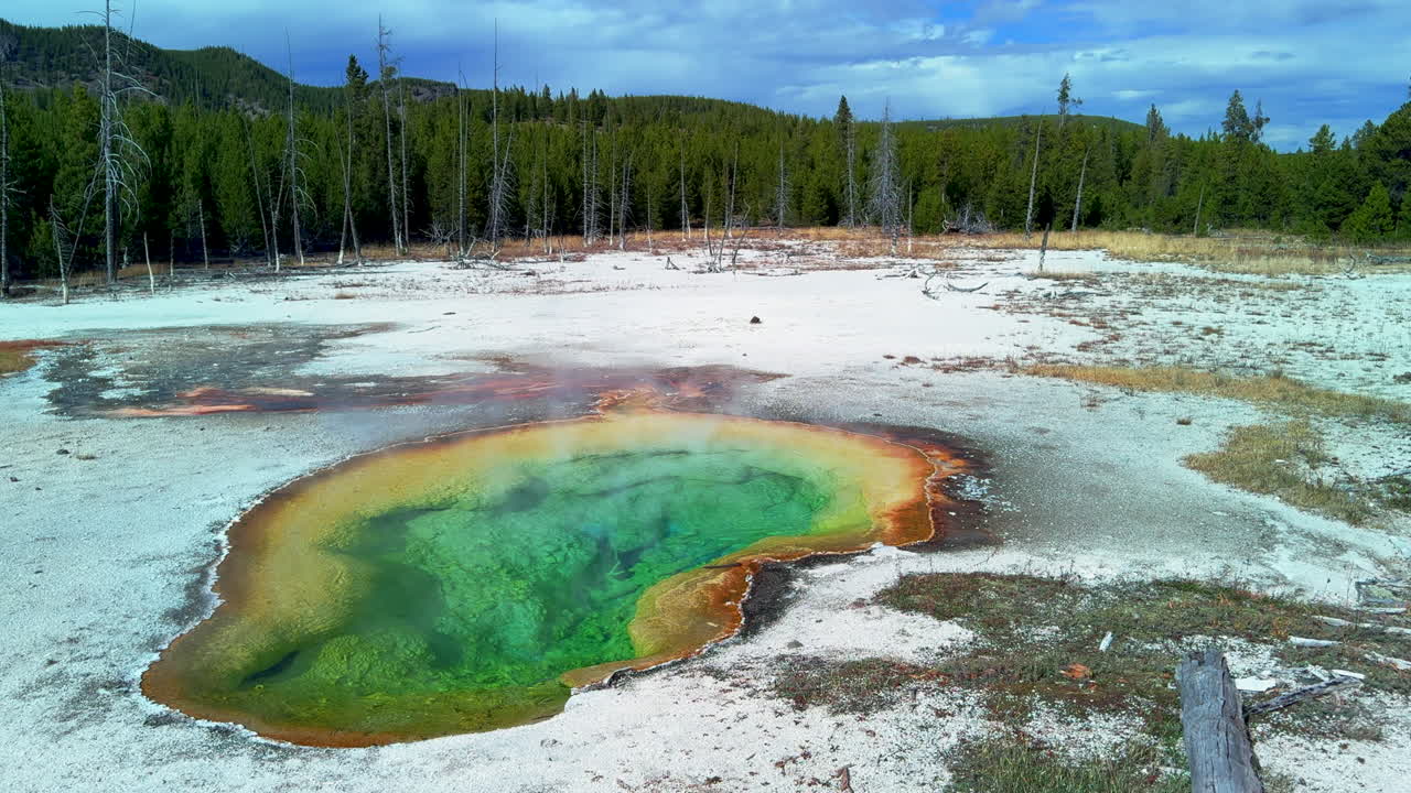 opal piscina mañana gloria gran prismático primavera oeste yellowstone parque nacional viejos fieles gran bucle geysers pintoresco wyoming idaho niebla vapor térmico colorido amarillo mañana cinematográfico lentamente pan a la izquierda