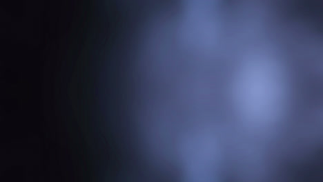 luz púrpura parpadeante sobre un fondo negro