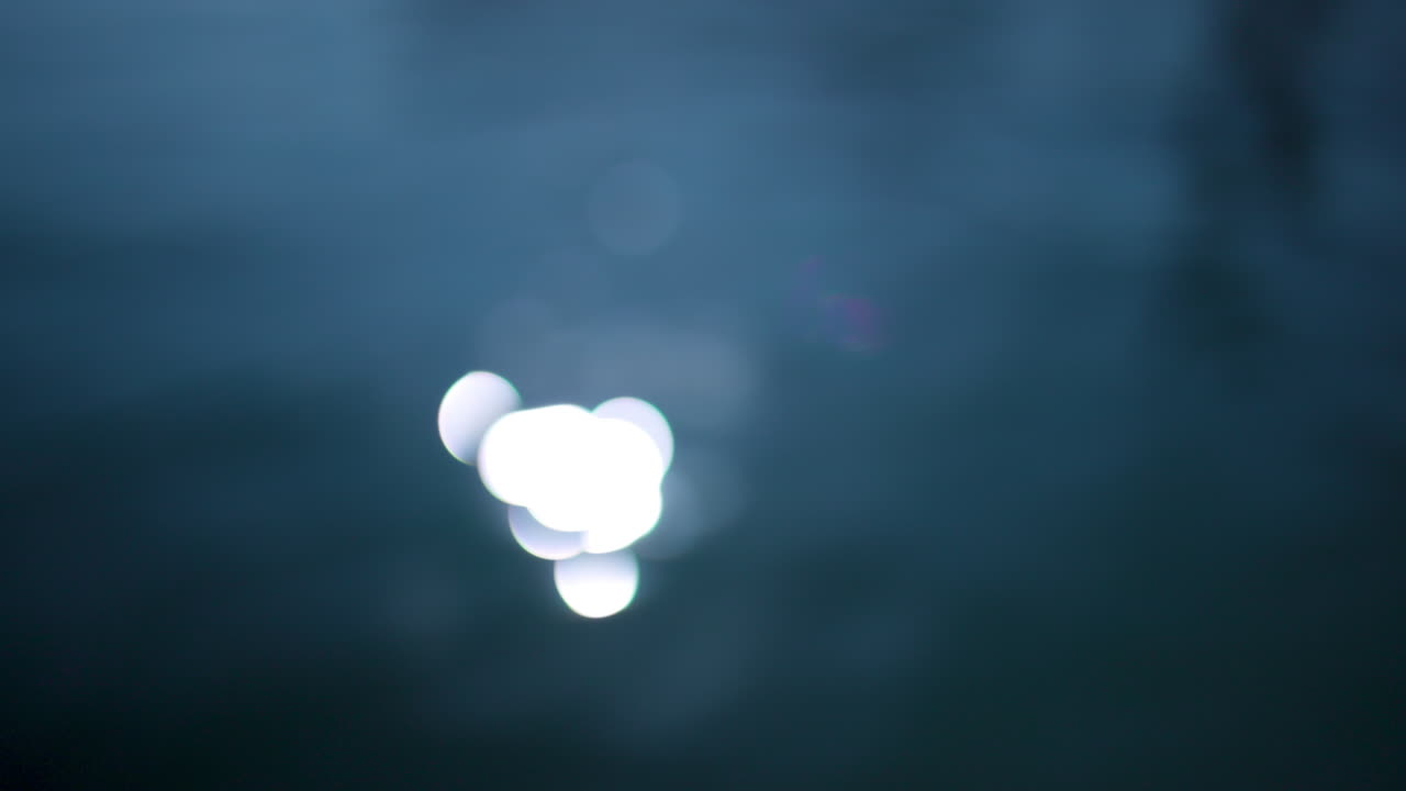 태양빛이 바다에 반인다