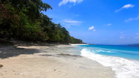 Schöne-Küste-Mit-Blauem-Wasser,-Feinem-Sand-Und-Felsigem-Ufer