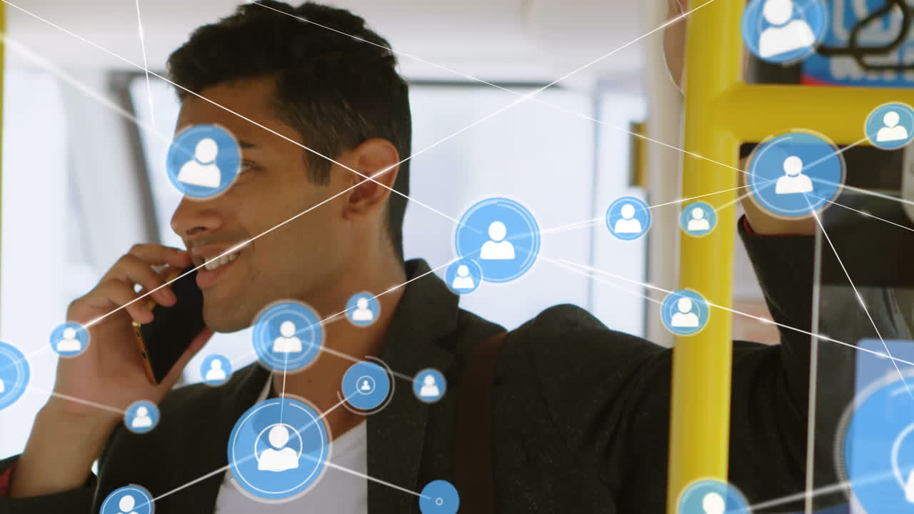 animación de la red de conexiones con las personas iconos sobre empresario biracial usando teléfono inteligente