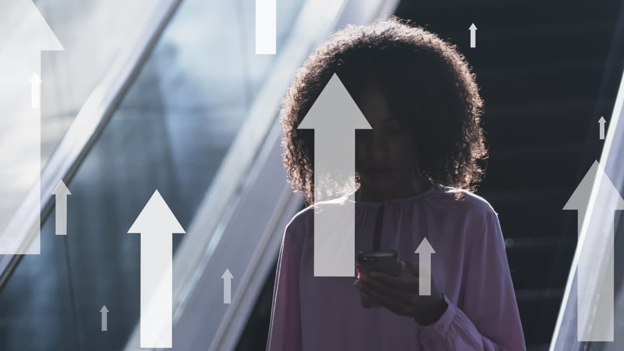 스마트폰을 사용하는 아프리카계 미국인 사업가에 대한 데이터 처리 애니메이션