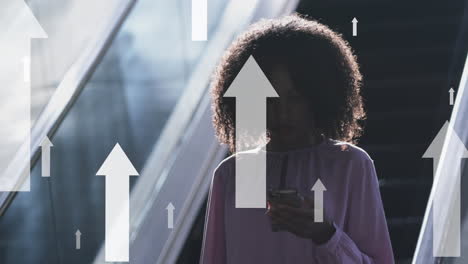 animación del procesamiento de datos sobre una mujer de negocios afroamericana que usa un teléfono inteligente