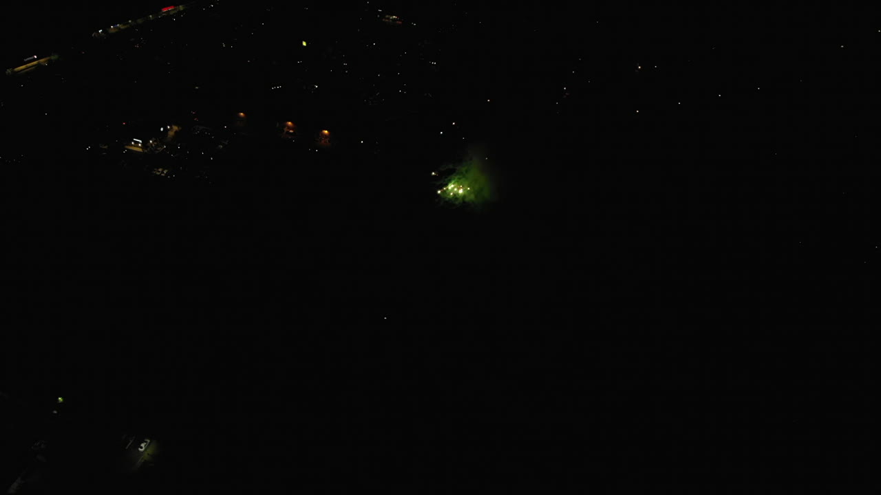 작은 마을에 불꽃놀이의 공중