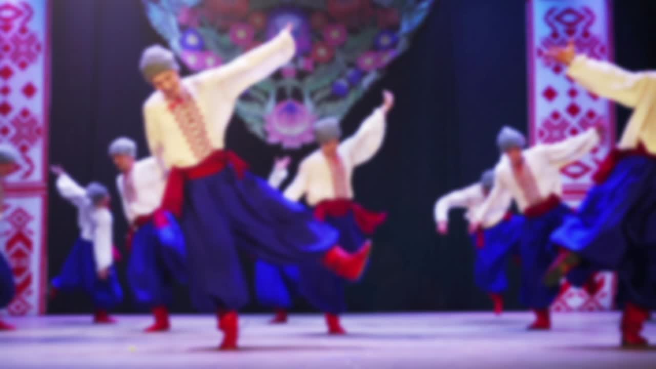 Tarian nasional Ukraina. Tidak fokus. Gerak lambat