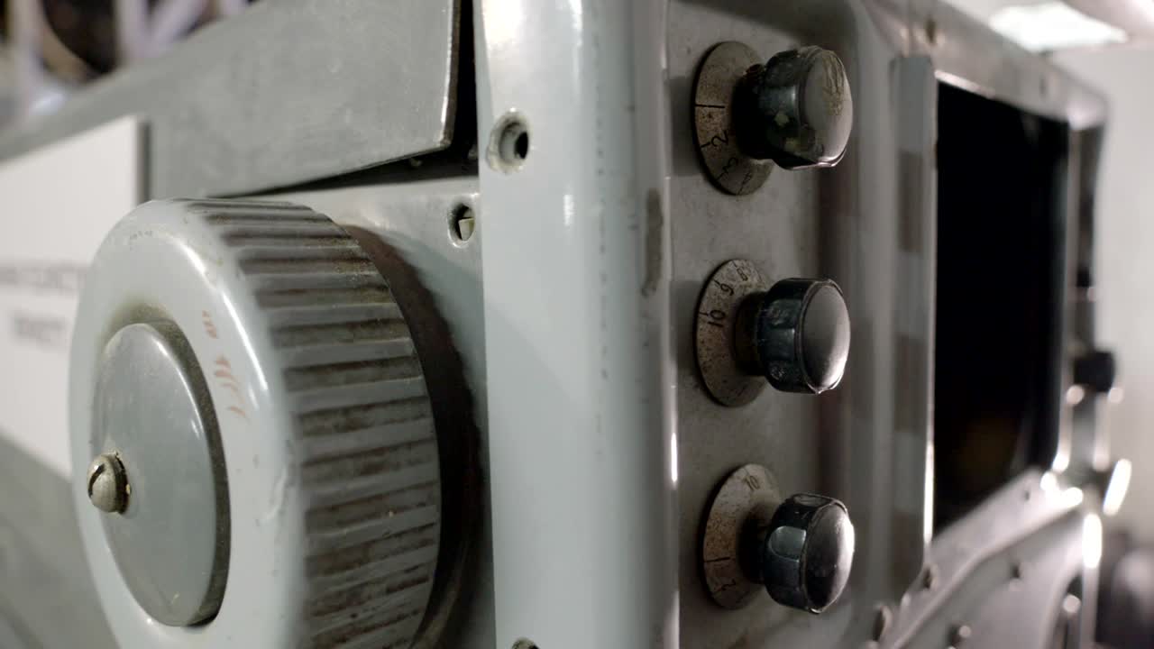 큰 오래된 텔레비전 카메라의 몸의 조각