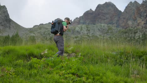 un excursionista llegando a su cabaña de montaña, celebrando su logro