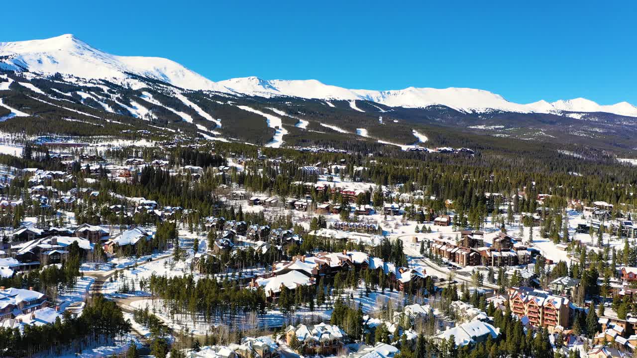 drone volando sobre breckenridge, colorado