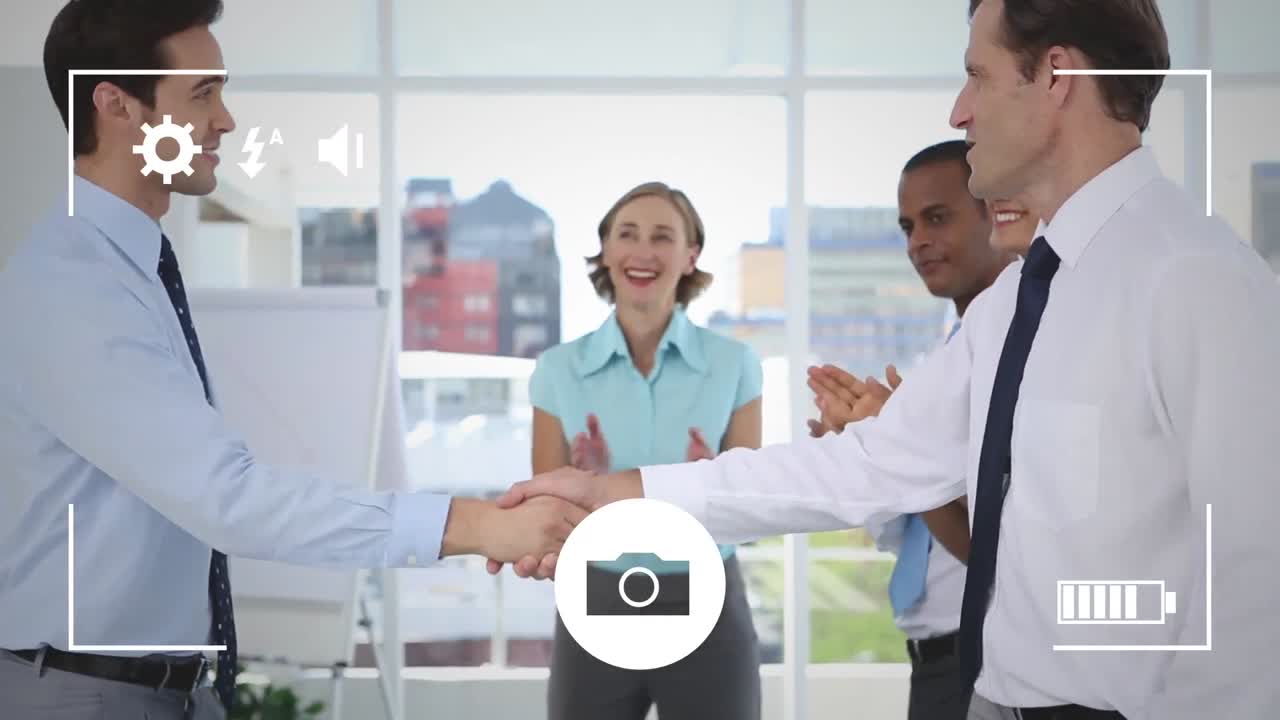 tomando fotos de hombres de negocios dándose la mano en una cámara digital