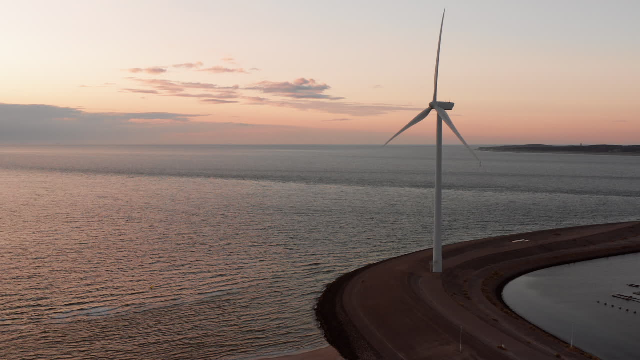 네덜란드 닐체 잔스 섬의 일몰 동안 풍력 터빈과 양식업
