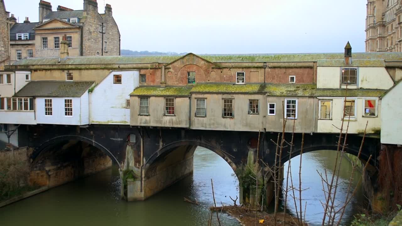 la parte trasera del encantador puente pulteney de estilo palladiano, que cruza el río avon en la antigua ciudad romana de bath, en el oeste de inglaterra