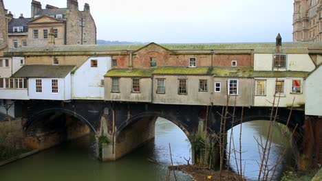 The-rear-of-the-charming-Palladian-style-Pulteney-Bridge,-spanning-the-River-Avon-in-the-ancient-Roman-city-of-Bath,-in-England's-West-Country