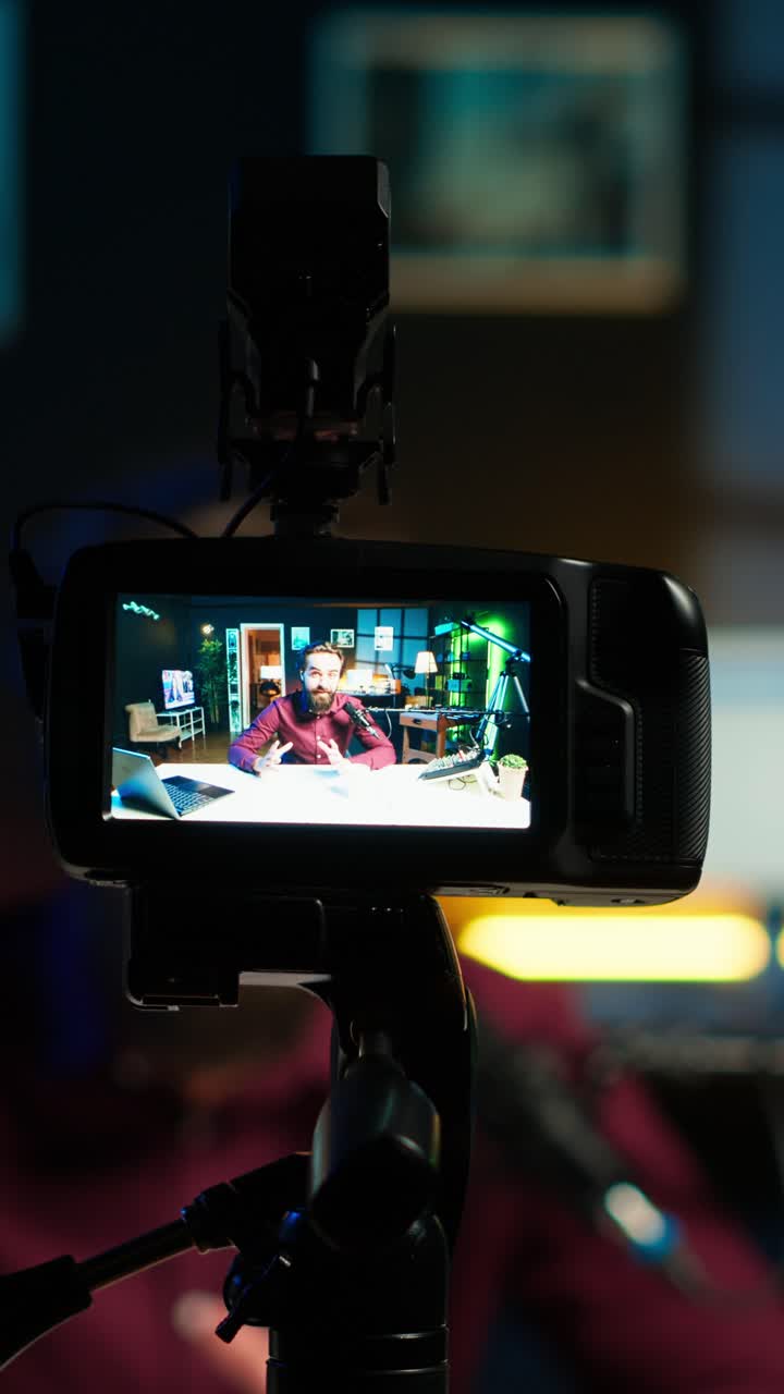 Creator di contenuti video verticali che presenta uno spettacolo online, girando un vlog con attrezzatura professionale