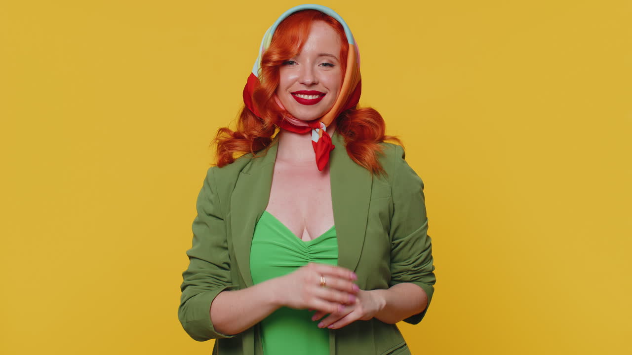 야심차고 만족스러운 이기적인 예쁜 은 머리 젊은 여성 복권 우승자 사진작가들에게 포즈를 취하고