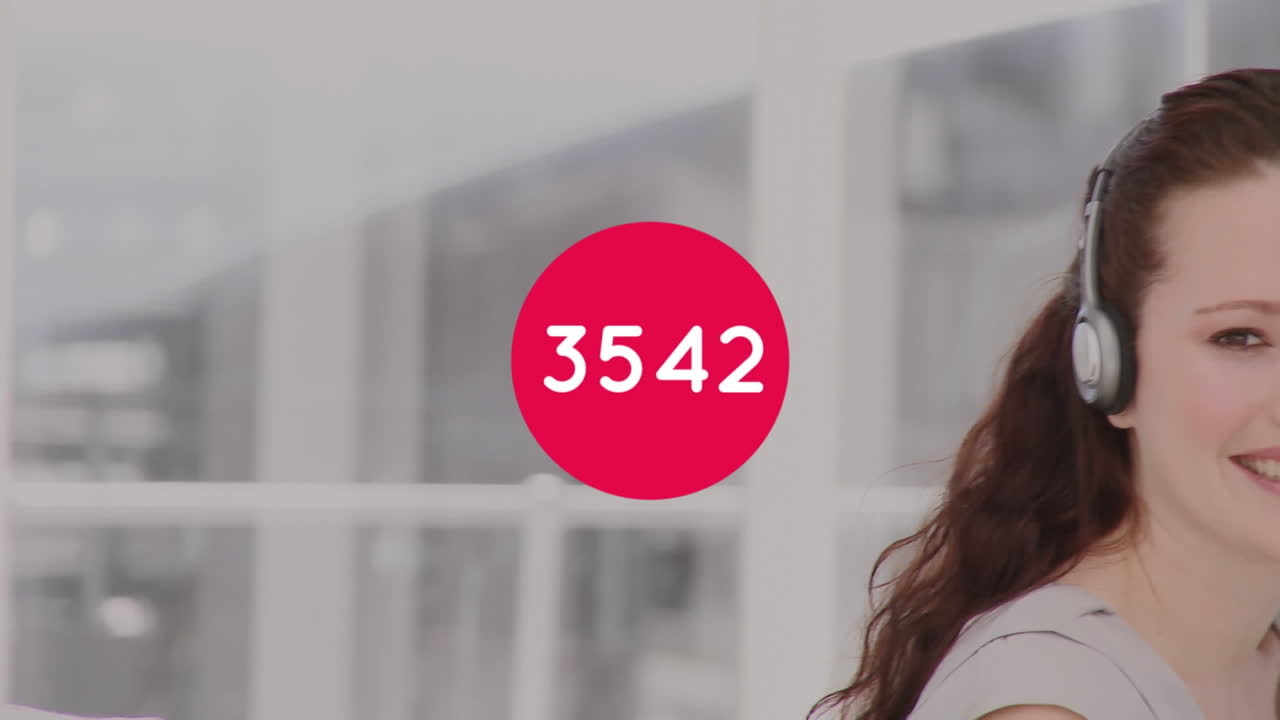 animación de números cambiantes sobre una mujer con auriculares de teléfono