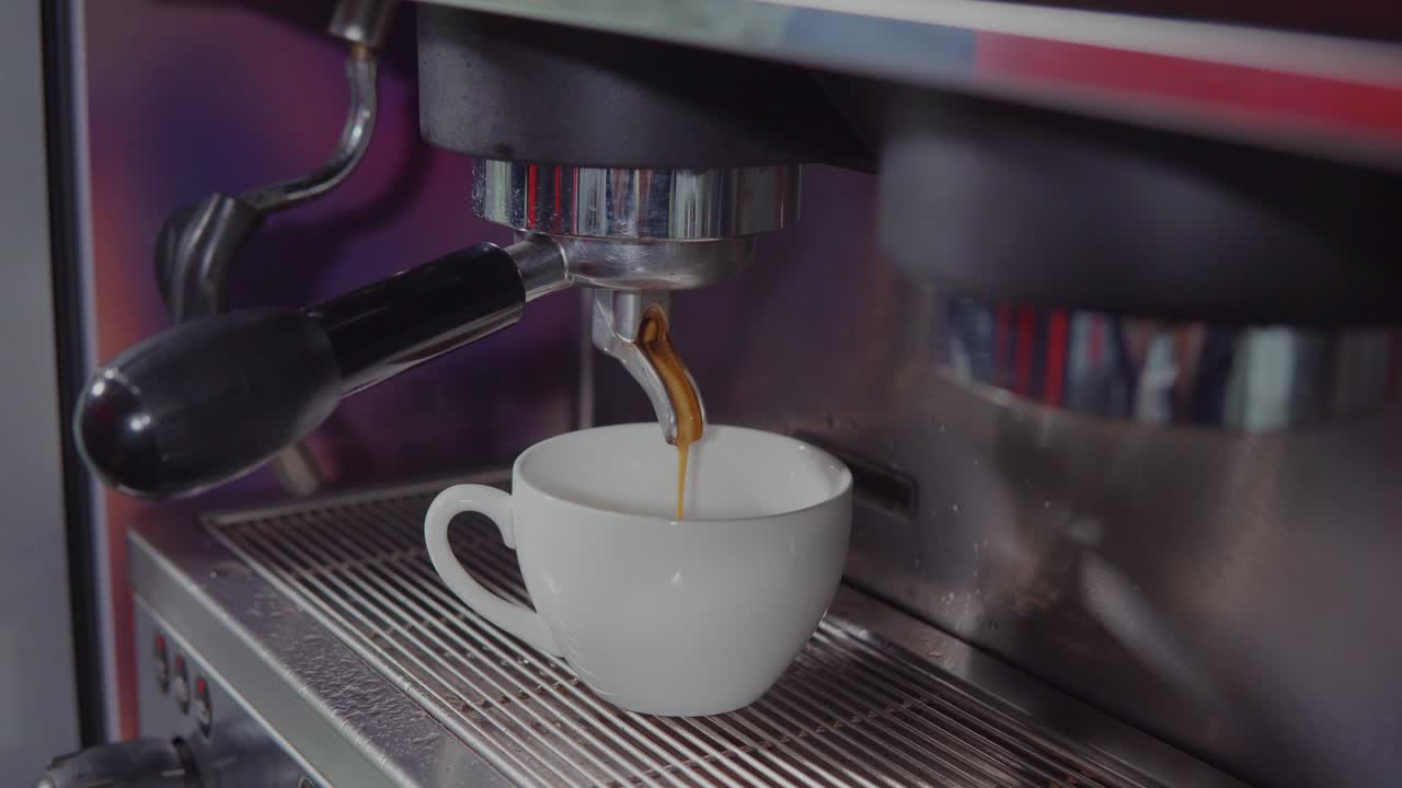máquina de espresso vertiendo café en una taza