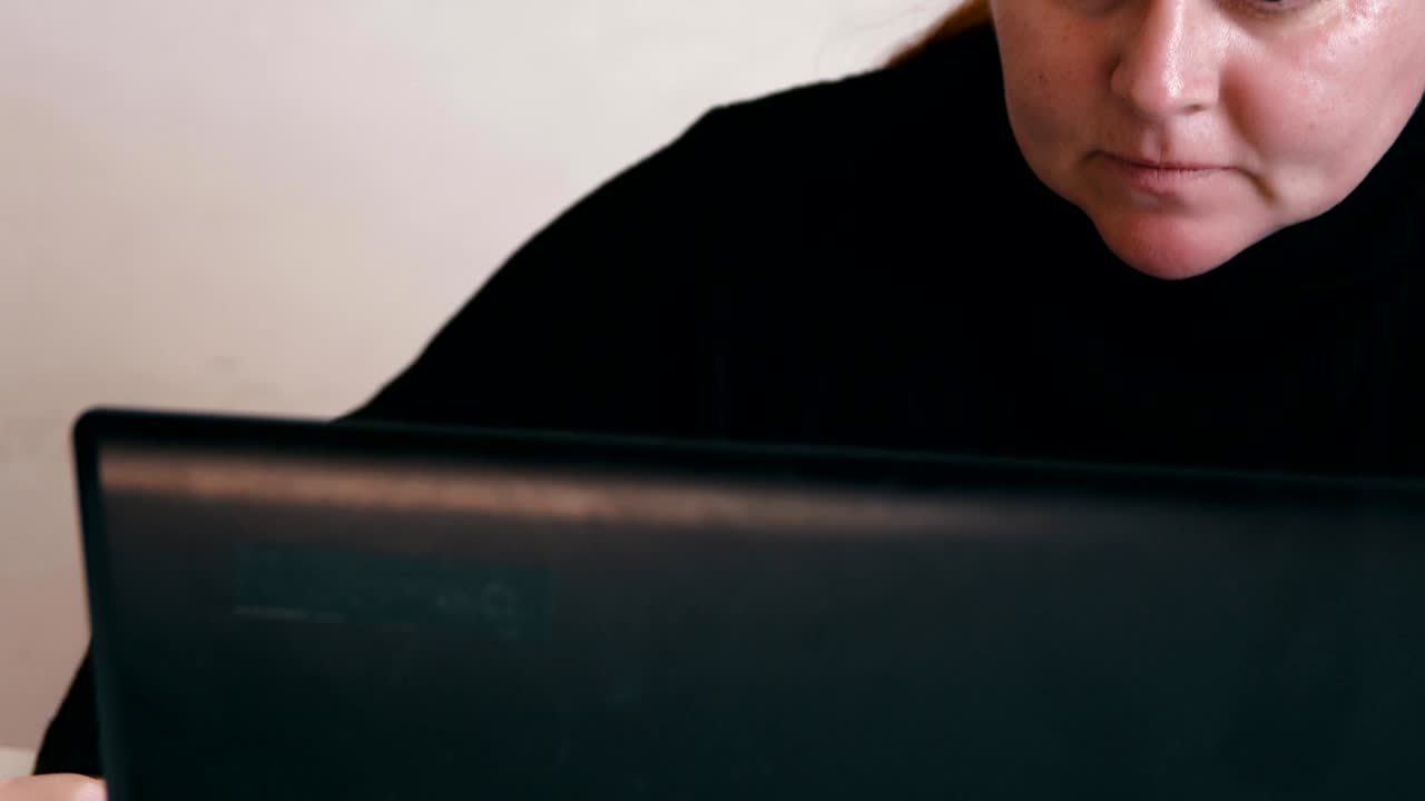 노트북에서 일하는 한 여자