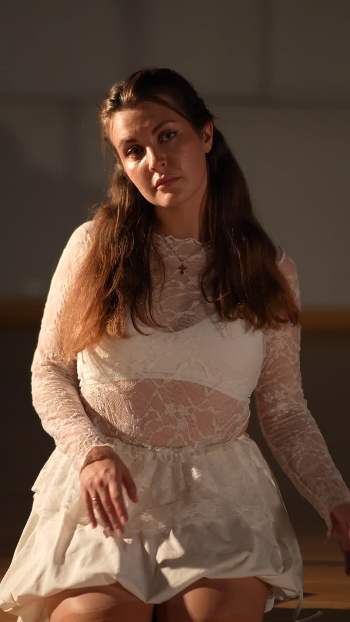 Donna con un vestito bianco di pizzo