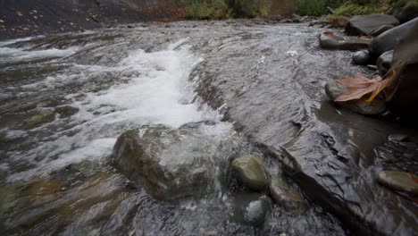 Zeitlupenaufnahme-Eines-Kleinen-Wasserfalls-In-Einem-Bach-Im-Herbst