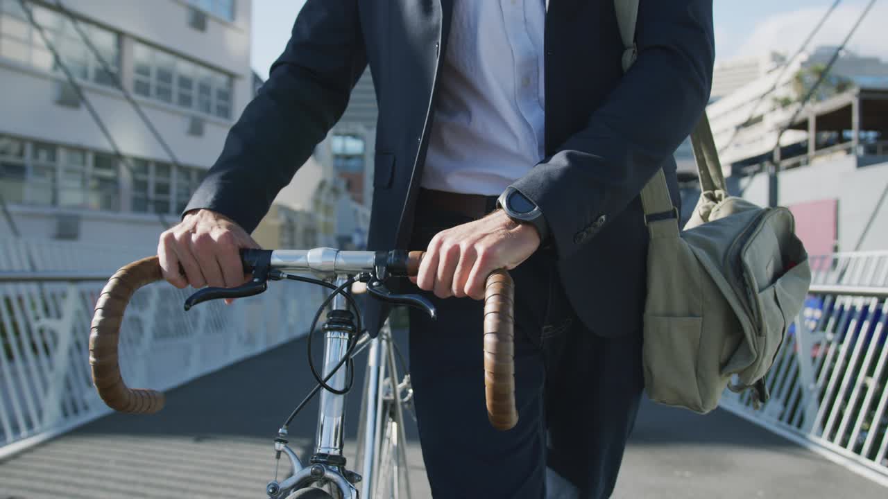 이동 중인 전문적인 젊은이