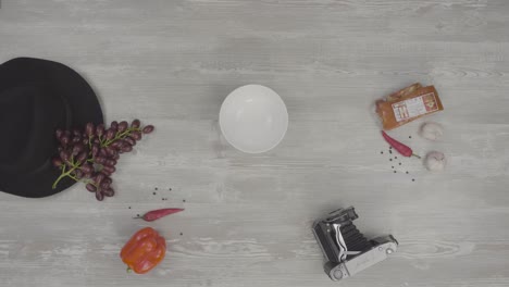 vida muerta con comida y cámara vintage