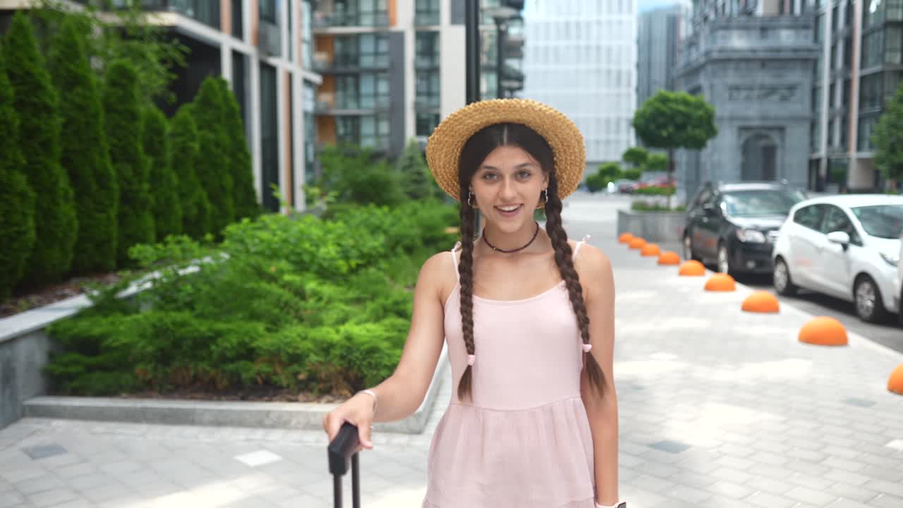 도시를 여행하는 젊은 여성