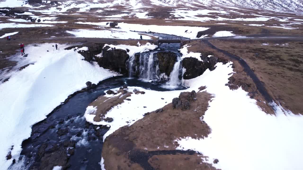Paesaggio con cascata invernale con neve e ghiaccio