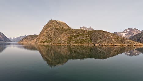 crucero a lo largo de prince christian sound en groenlandia con montañas y hielo