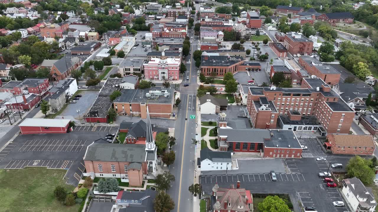 Incrocio e via principale di una città americana. Edifici e case in mattoni rossi in una città storica. Giornata nuvolosa in autunno. Vista aerea dall'alto. Martinsburg, West Virginia
